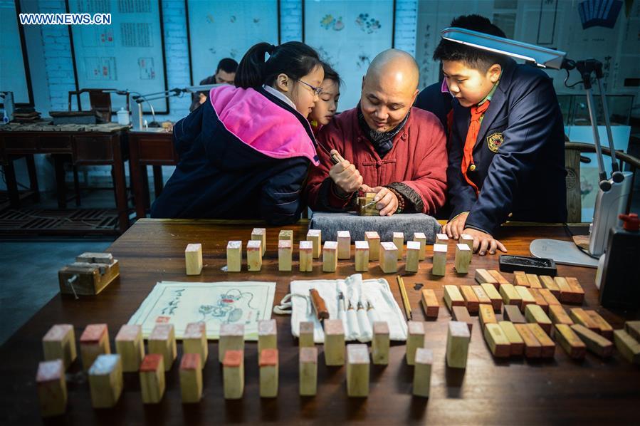 Inheritor of woodblock painting technique-Wei Lizhong