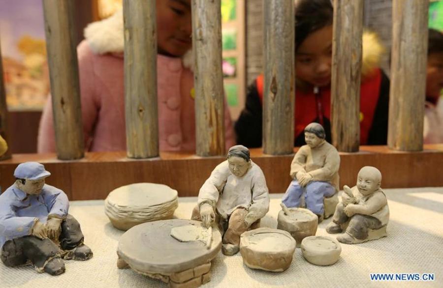 Clay sculptures about rural life exhibited in Linyi