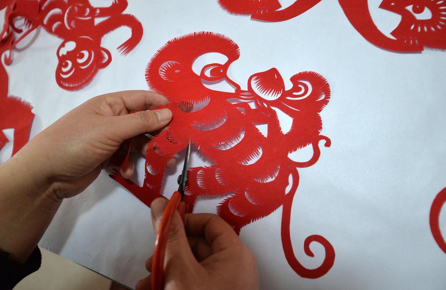 Folk artist makes paper-cut monkeys to celebrate new year