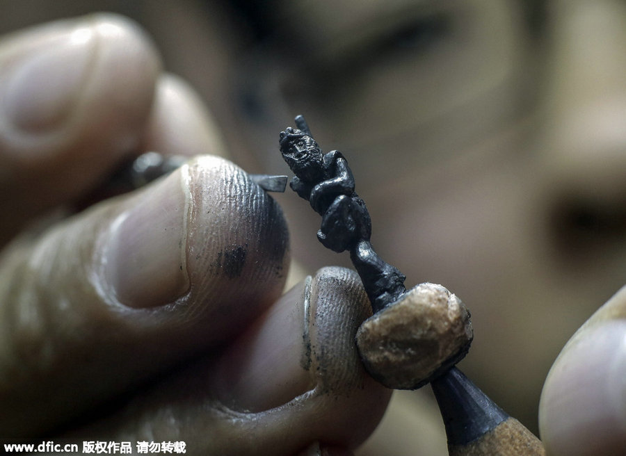 Talented artist makes tiny pencil lead sculptures