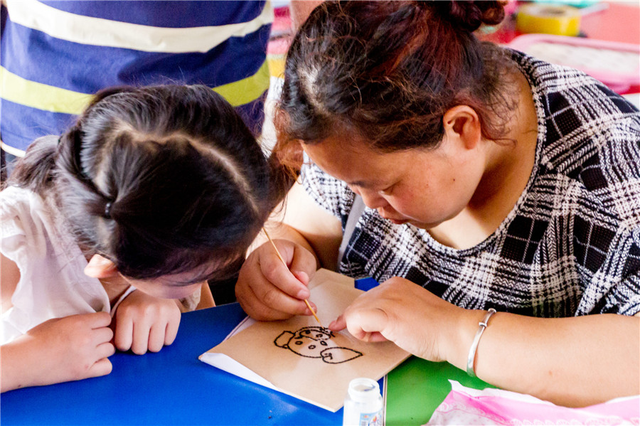 Grain art relieves poverty in Hebei village