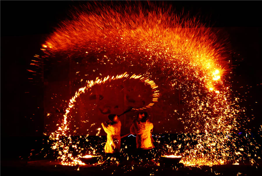 Molten metal sparks of Dashuhua entertain summer audiences