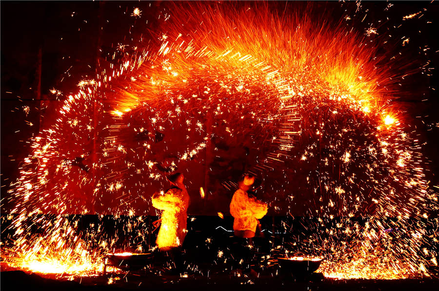 Molten metal sparks of Dashuhua entertain summer audiences