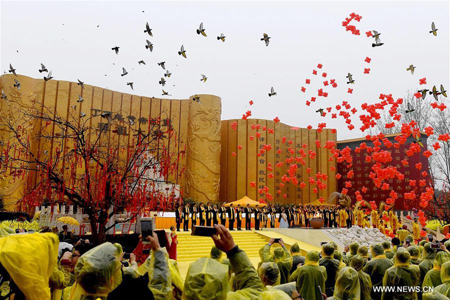 10,000 Chinese worship legendary ancestor in Zhengzhou