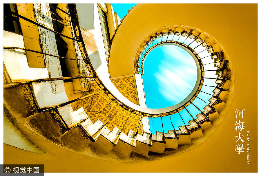 Student captures beautiful spiral stairways in Nanjing colleges