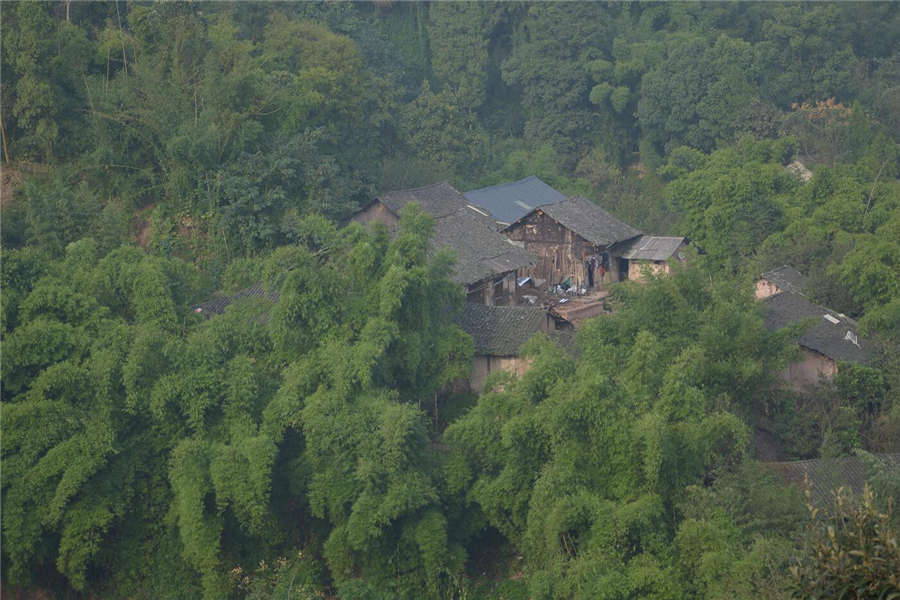 Young man records old Chongqing in pictures