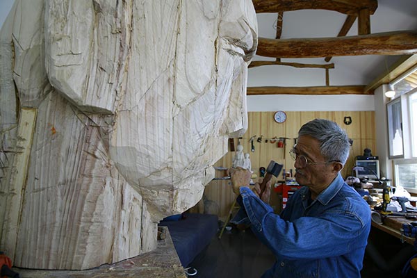 Veteran sculptor shows common and important figures