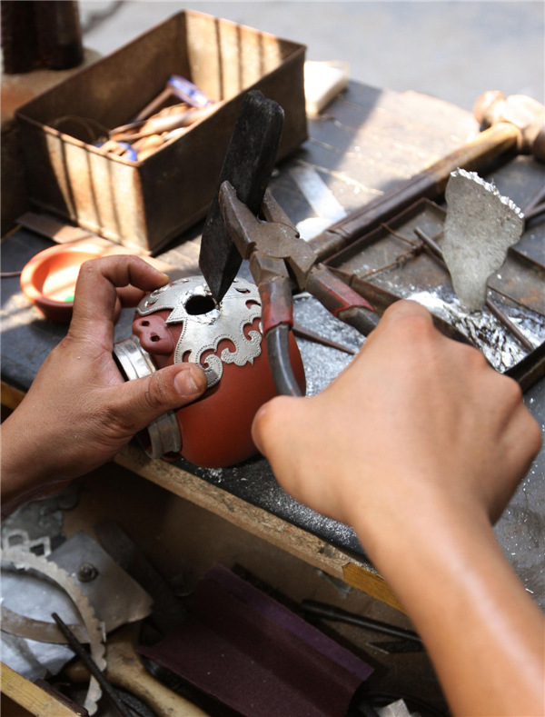 Inheriting traditional tin pot technique