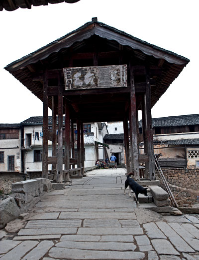 Hunxiu Bridge hit by floods