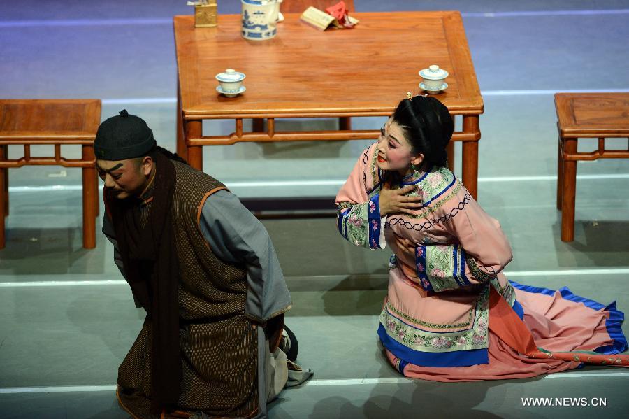 Artists perform Huangmei opera in Jinan