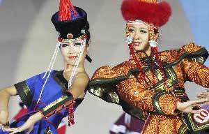 Folk costumes show hosted in Tibet