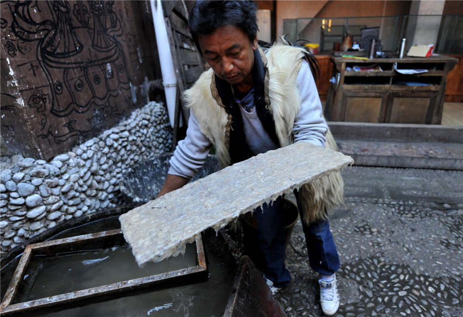 Dongba papermaking craft in Lijiang