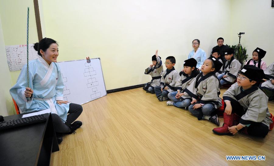 Children learn traditional Chinese culture in Changsha