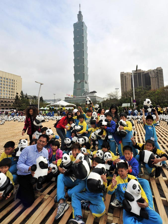 Open-air exhibition of 'pandas' kicks off in Taipei