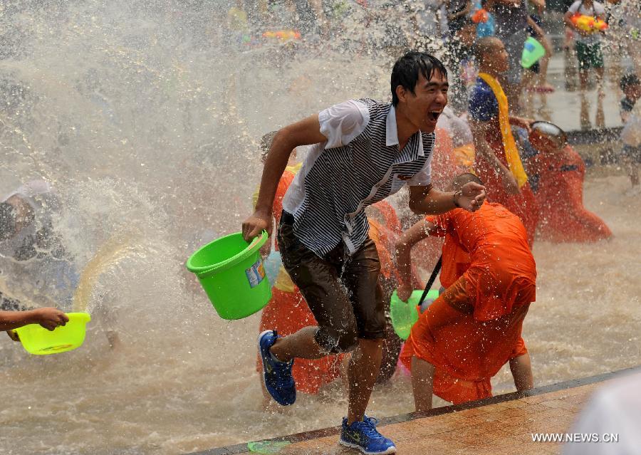 Water-splashing festival marked in Yunnan