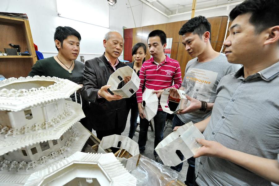 Crafts master keen to keep She ethnic group silver crafts alive