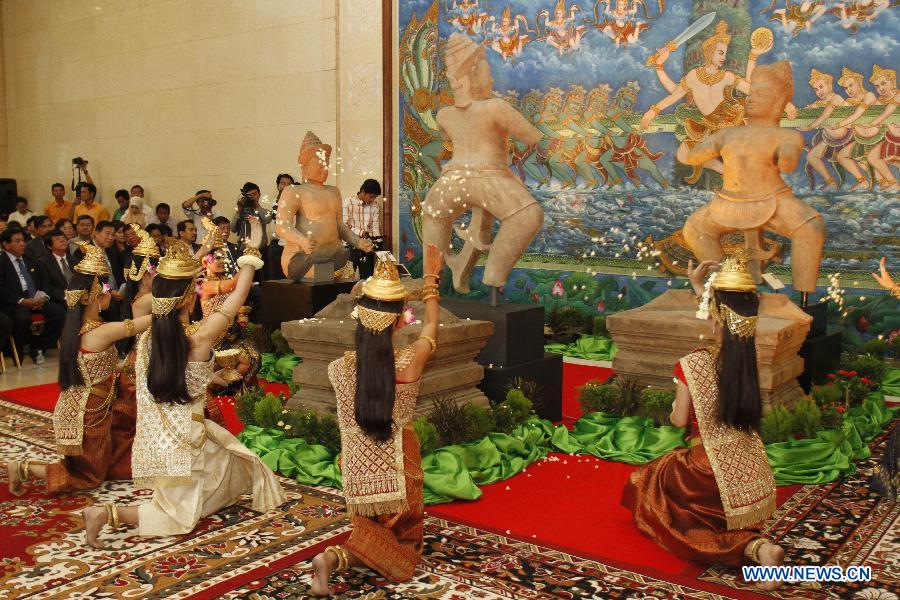 Cambodia welcomes home 3 looted ancient statues