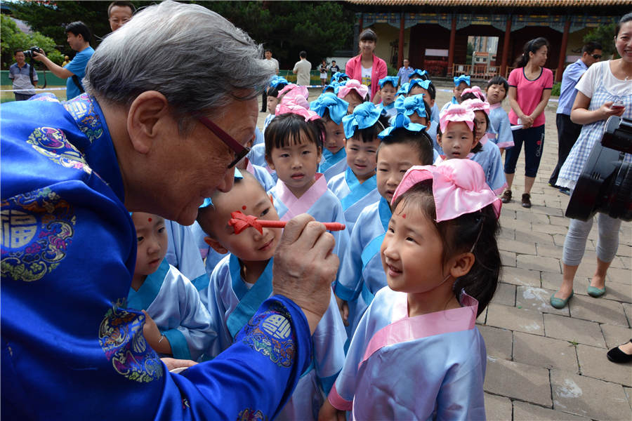 Children attend First Writing ceremony at Confucius Temple