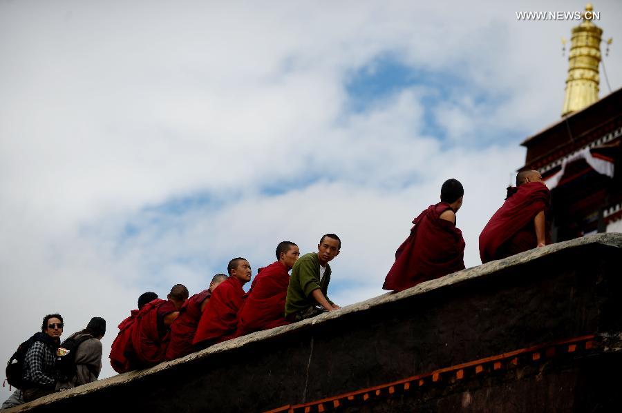 Buddhists attend Thangka worship activity in Tibet