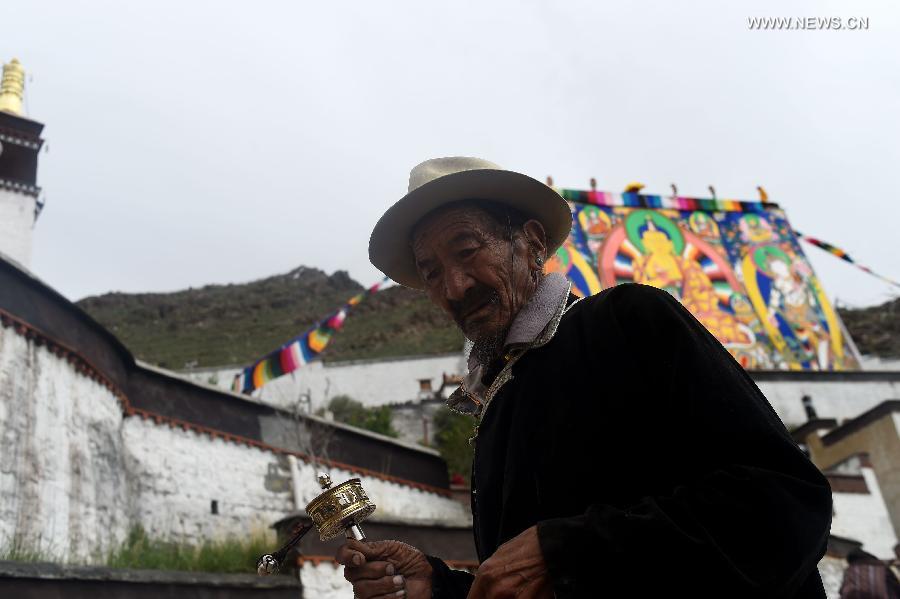 Buddhists attend Thangka worship activity in Tibet