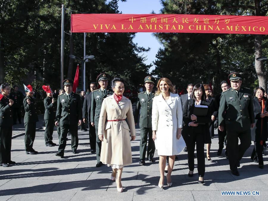 Xi's wife takes Mexican first lady to PLA Academy of Arts