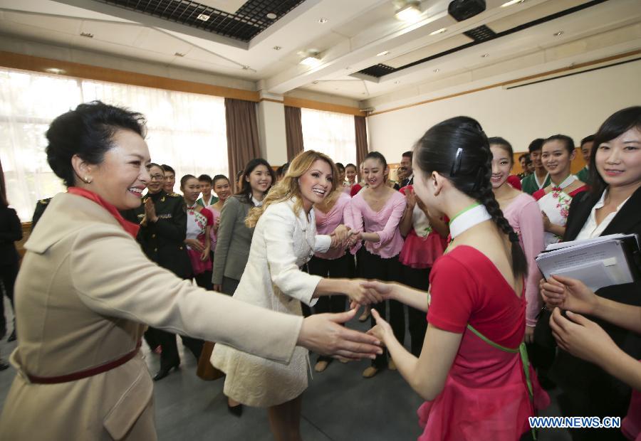 Xi's wife takes Mexican first lady to PLA Academy of Arts