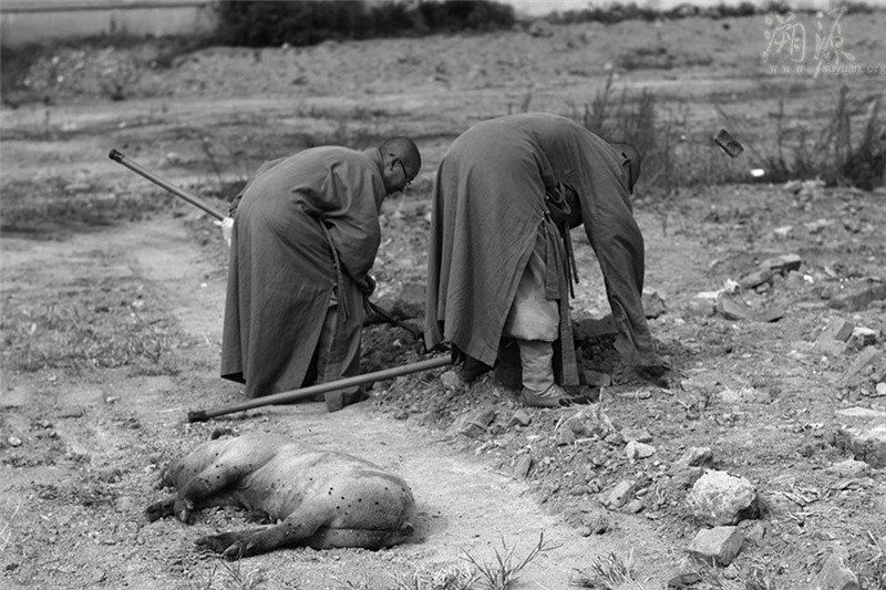 The life of nuns traveling on foot