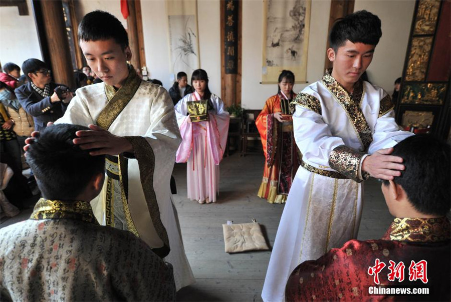 Students show coming-of-age ritual in Hanfu