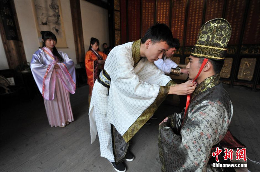 Students show coming-of-age ritual in Hanfu