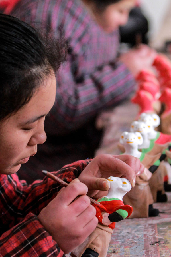 Artists create colorful, beautiful sculpture 'clay coo-coo' in Henan