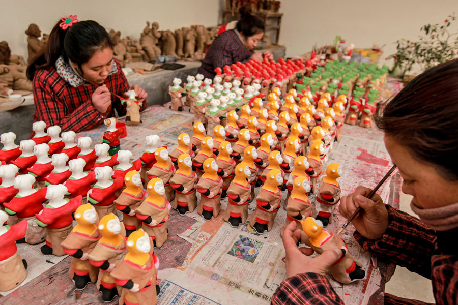 Artists create colorful, beautiful sculpture 'clay coo-coo' in Henan