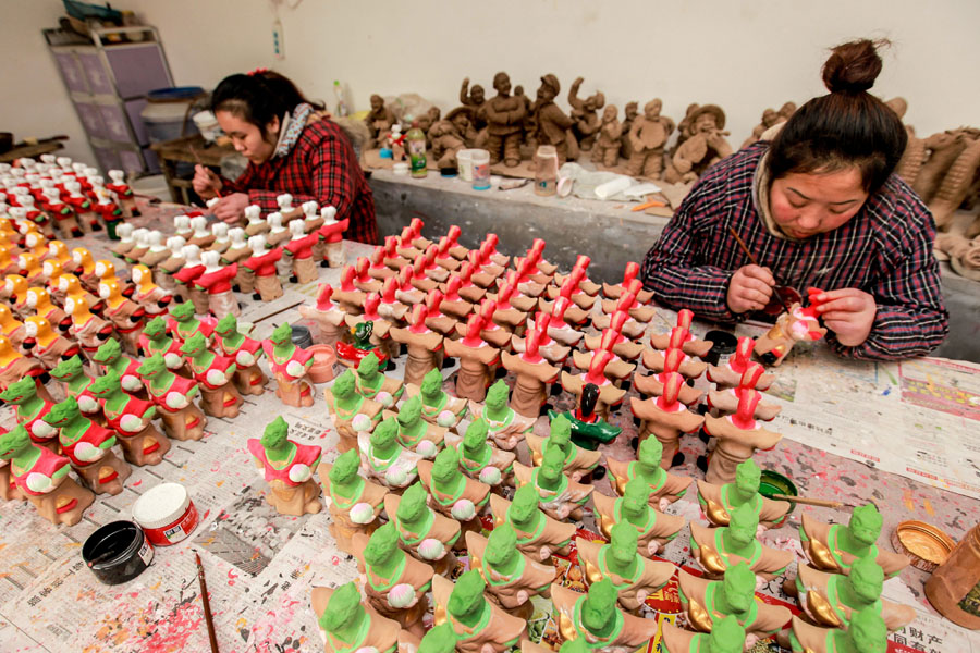 Artists create colorful, beautiful sculpture 'clay coo-coo' in Henan