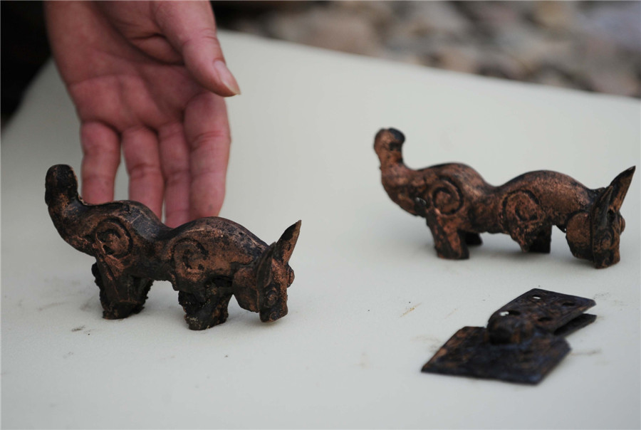 Animal figurines, body found in ancient tomb