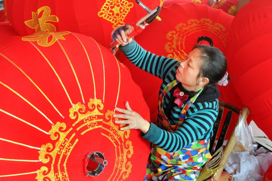 Lanterns made to greet upcoming Spring Festival