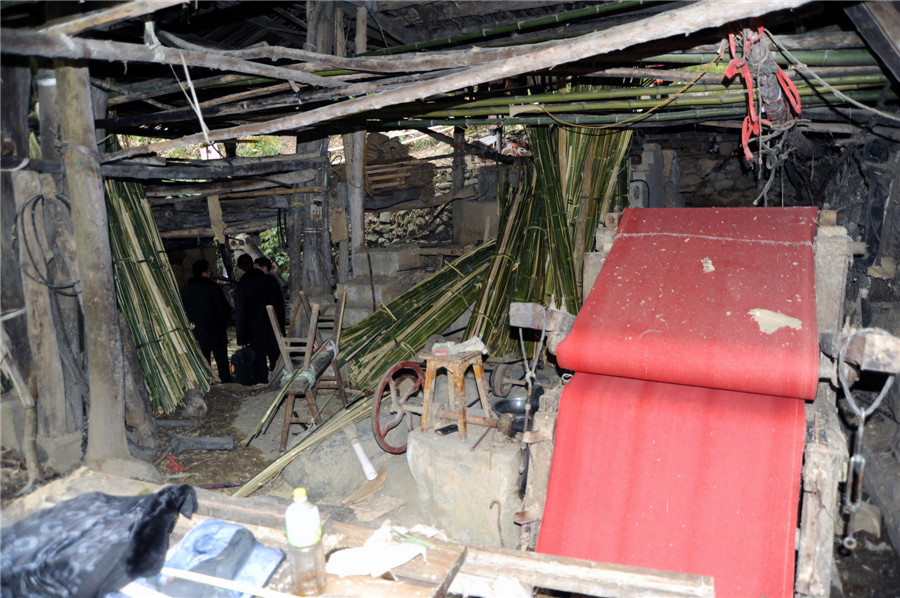 Water wheel keeps on turning at old papermaking workshop