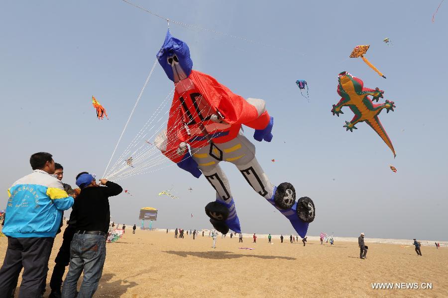 Weifang holds kite fair