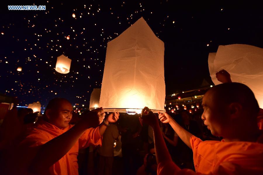 Kongming lanterns lighted up to celebrate New Year of Dai ethnic group