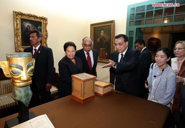 Premier Li gifts Peru artifact replica for closer cultural exchange