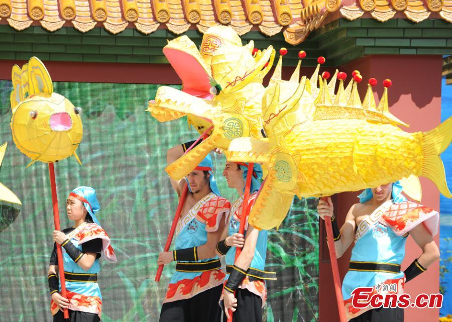 Italians perform Chinese fish lantern dance at Milan Expo