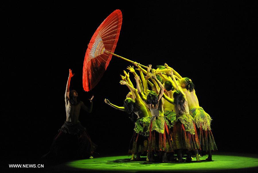 Dancers mark 20th founding anniv. of Beijing Modern Dance Company