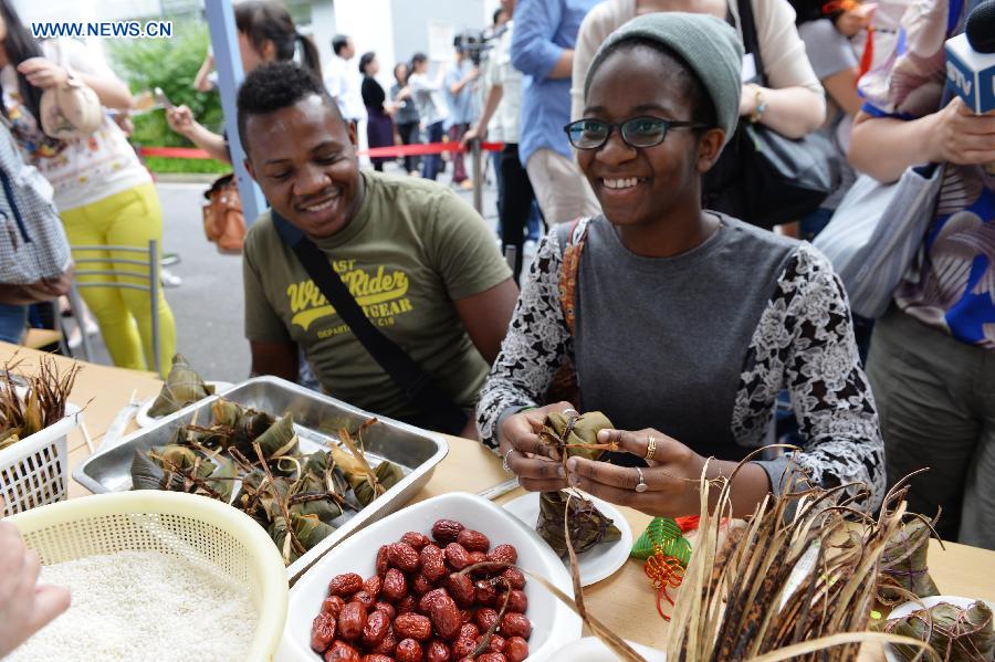 Foreign students celebrate the Gragon Boat Festival in China's Shanghai