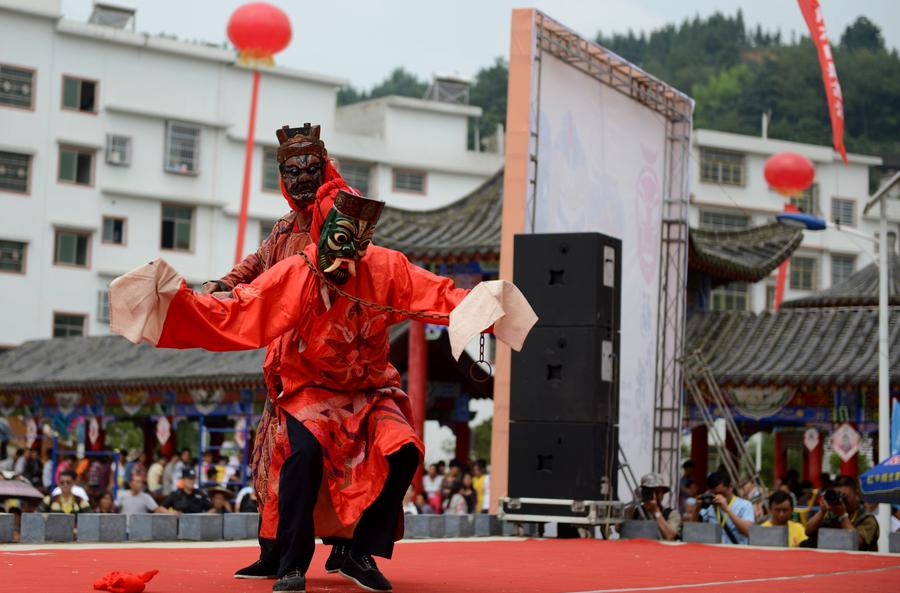 Folk artists perform yang opera in SW China's Guizhou