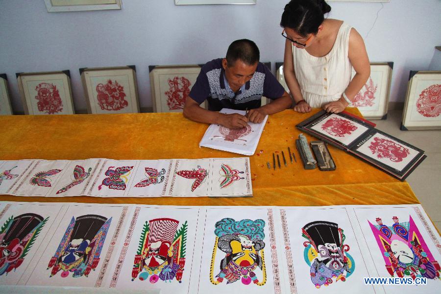 Craftsmen make paper-cuttings in Hebei of North China