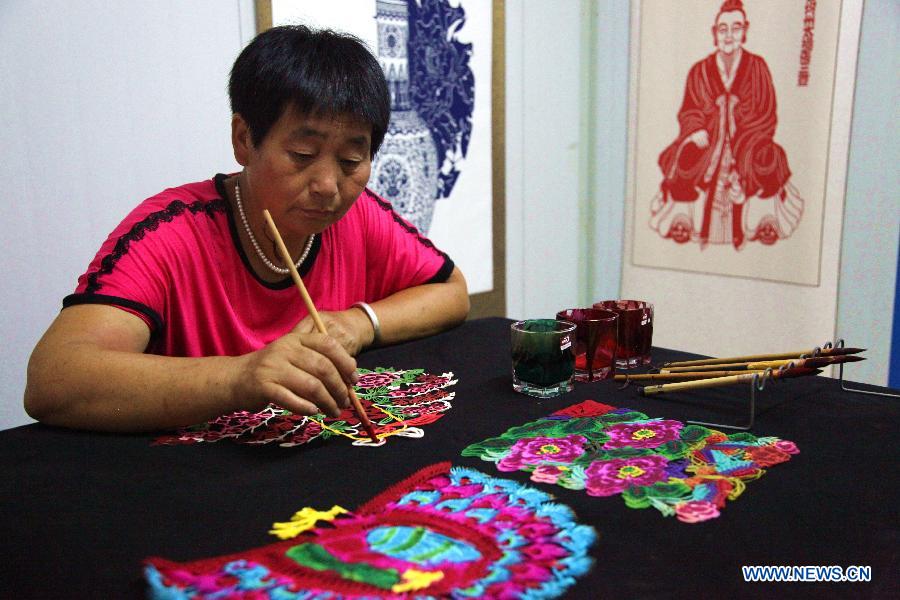 Craftsmen make paper-cuttings in Hebei of North China