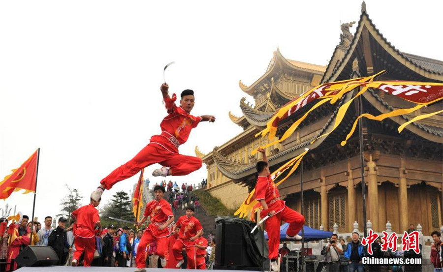 Kungfu masters compete atop Emei Mountain