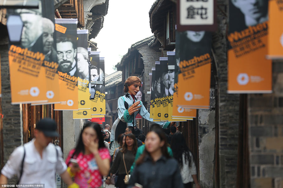 Puppeteers add fun to Wuzhen Theater Festival