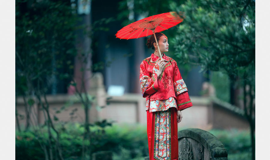 Art photos of beauty in ancient costumes