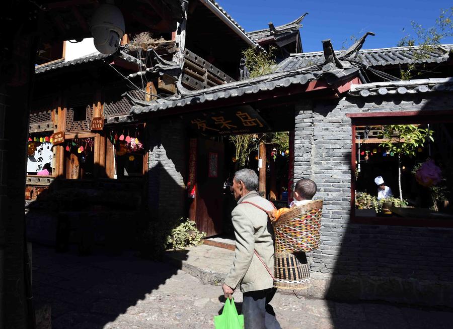 Snatch a moment of leisure in Lijiang ancient town