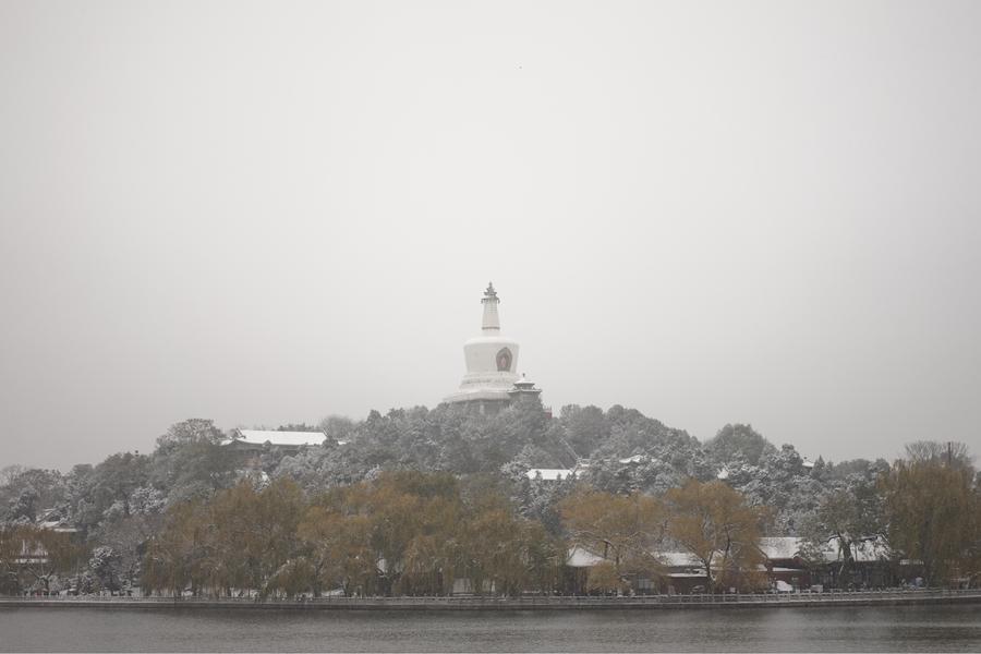 Snowfall brings beauty in Beijing winter