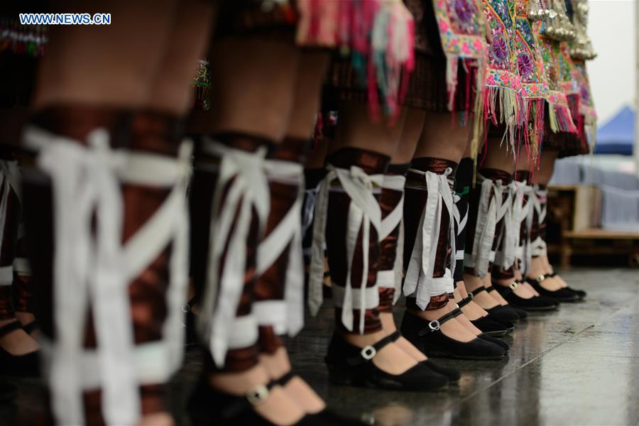 Dong ethnic group singers sing Ka Lau chorus at contest